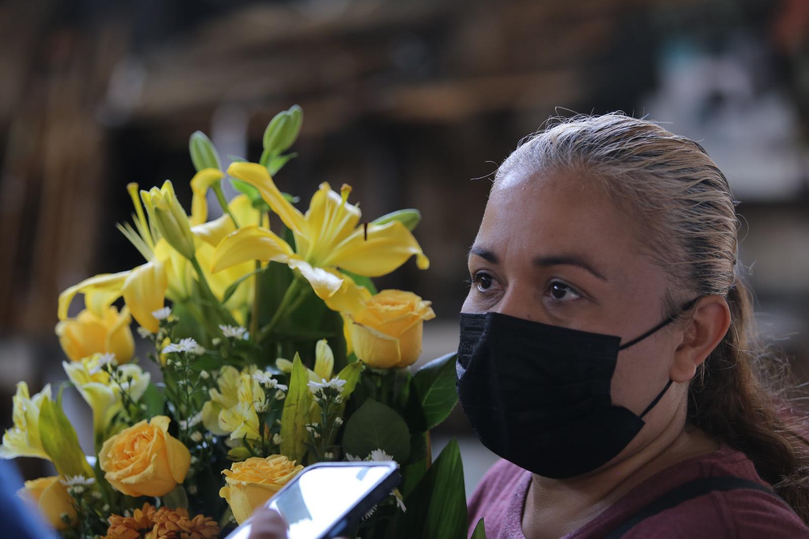 $!Claudia recibe sus flores amarillas tras ganar concurso de Noroeste