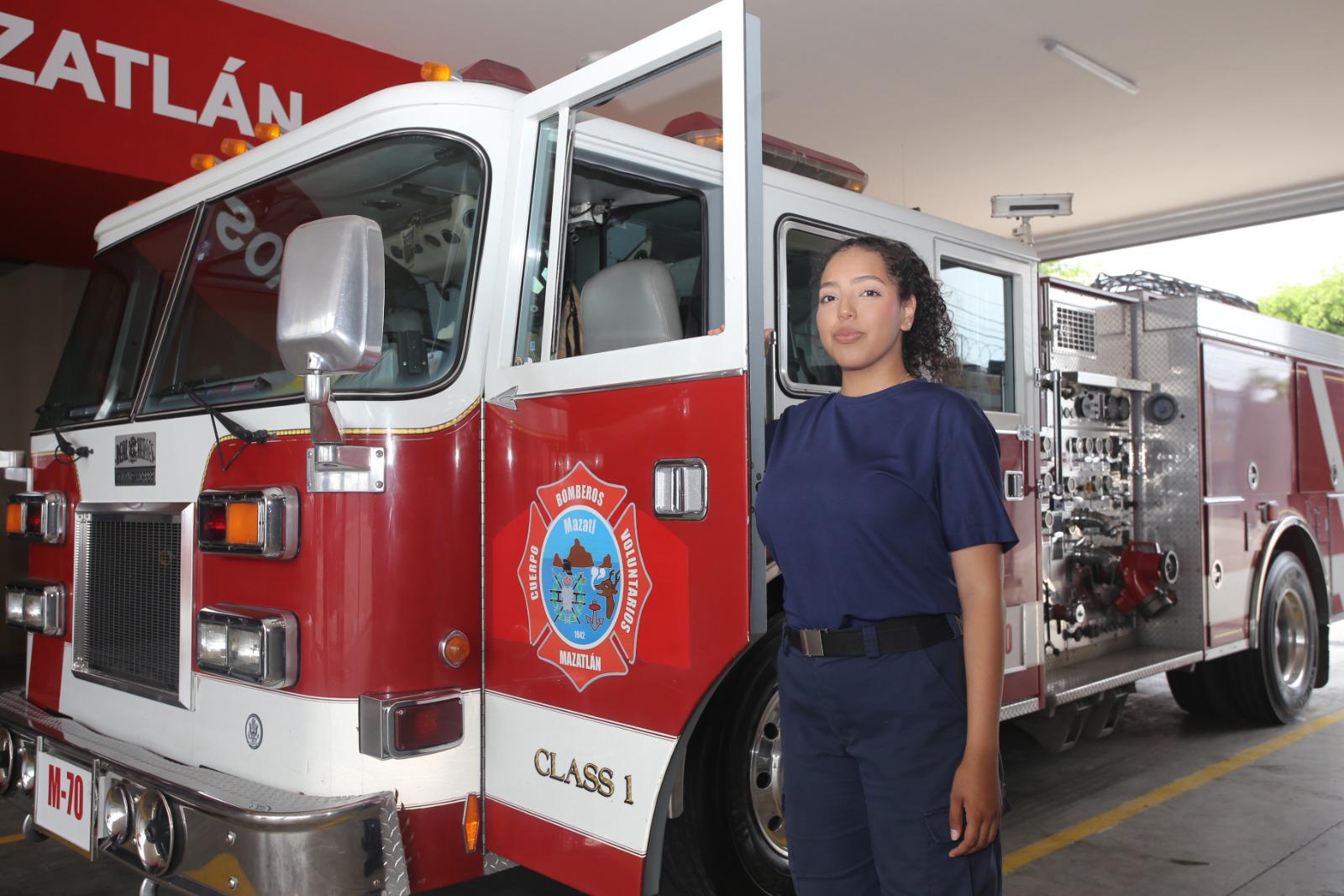 $!‘Vivir para servir’ es el lema de mi abuelo que me impulsó a querer ser bombero: Dulce Mercado