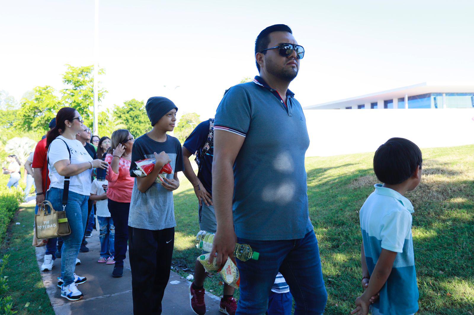 $!Se agotan lentes para ver eclipse en evento en Culiacán y se quejan asistentes