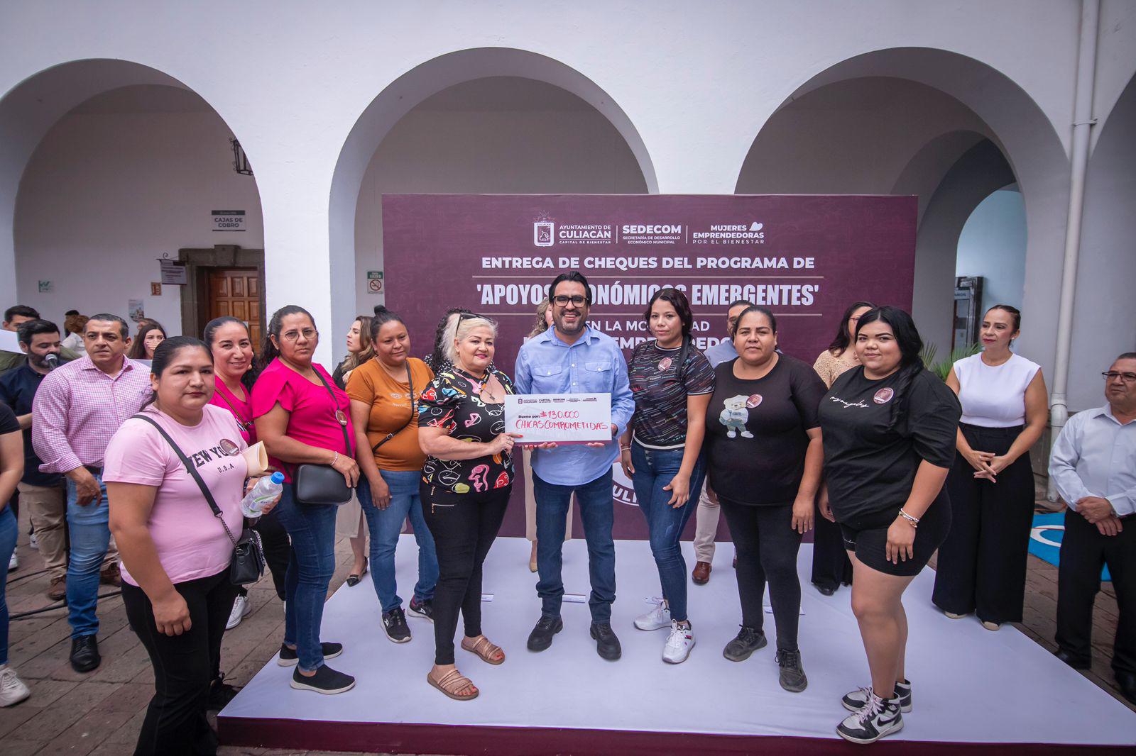 $!Dispersa Alcalde más de $1 millón en apoyos económicos a mujeres emprendedoras de Culiacán