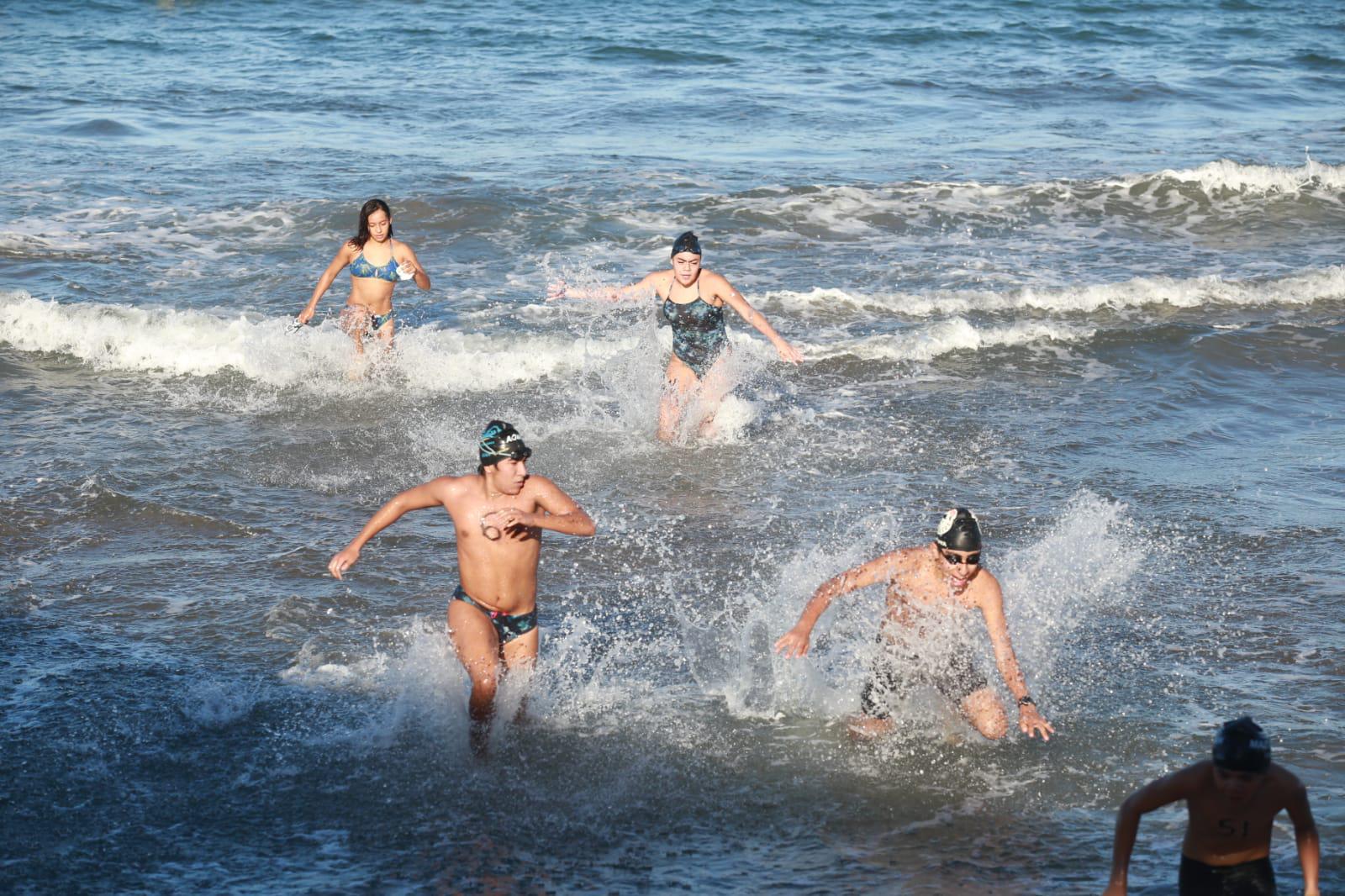 $!Tirado Humarán, Mercado Fong y Luna Díaz dominan el mar el Puntuable de Natación