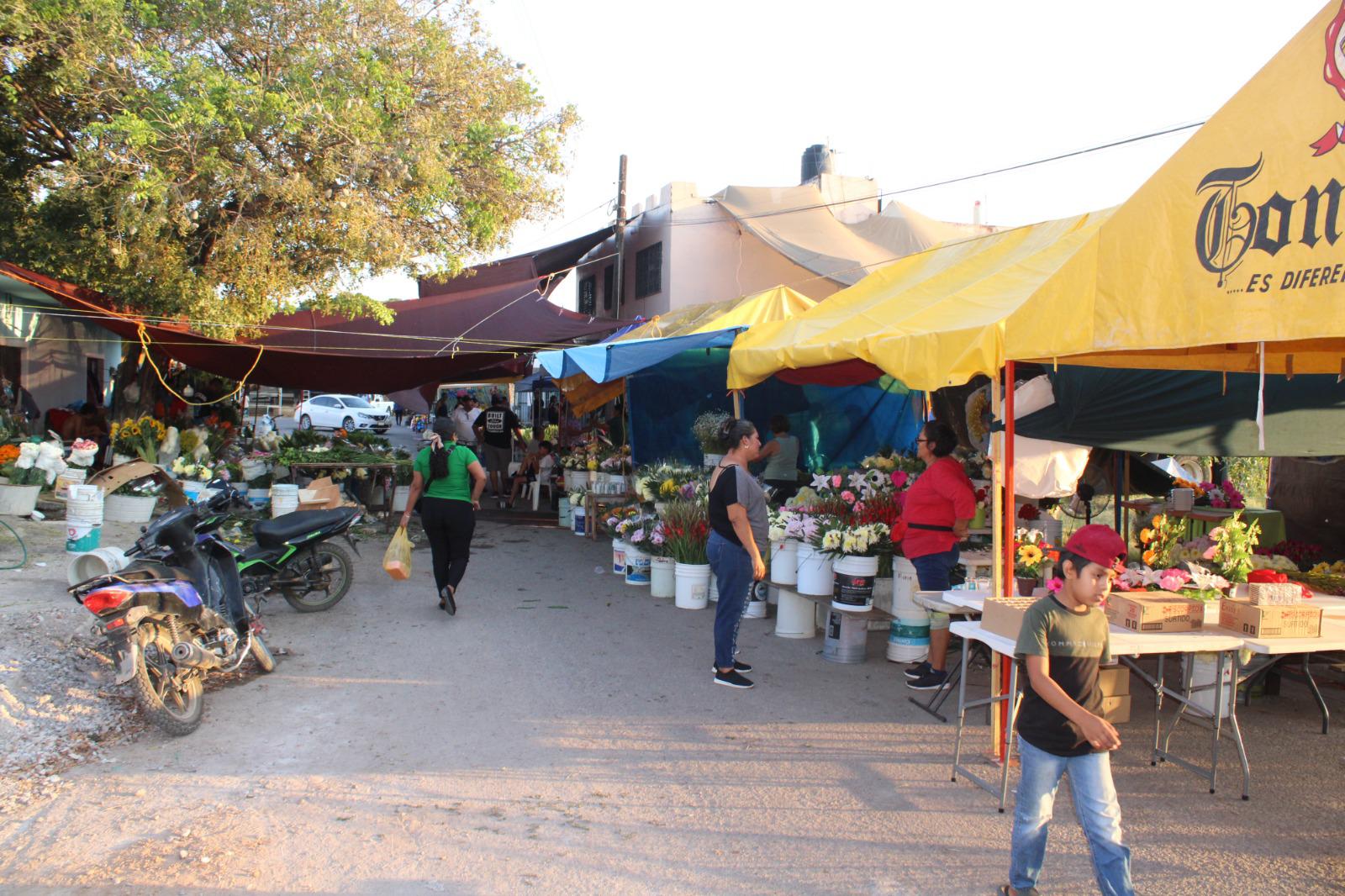 $!Denuncian comerciantes de flores de Rosario incumplimiento de Ayuntamiento en acuerdo de no dejar trabajar a foráneos