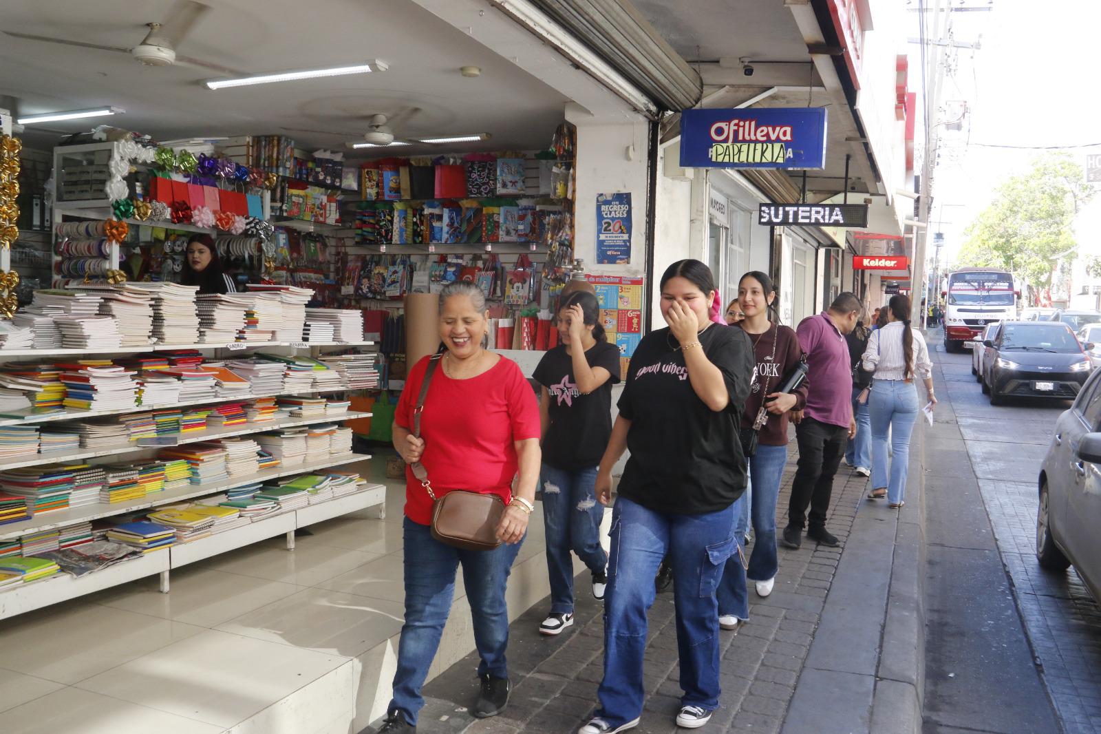 $!Atiborran clientes el Mercado Garmendia en Culiacán; realizan compras para la cena de fin de año