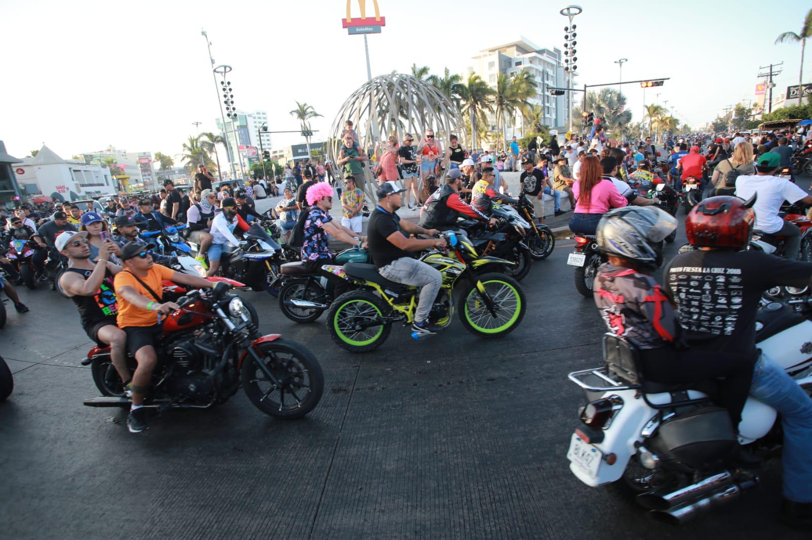 $!Vibra Mazatlán con el desfile de motos por el paseo costero