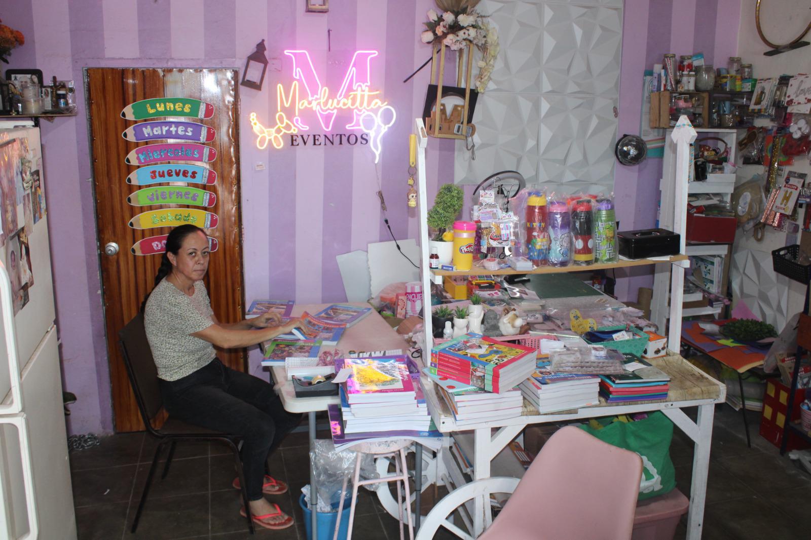 $!Lucía, con paciencia, en el regreso a clases hace del forrado de libros un oficio