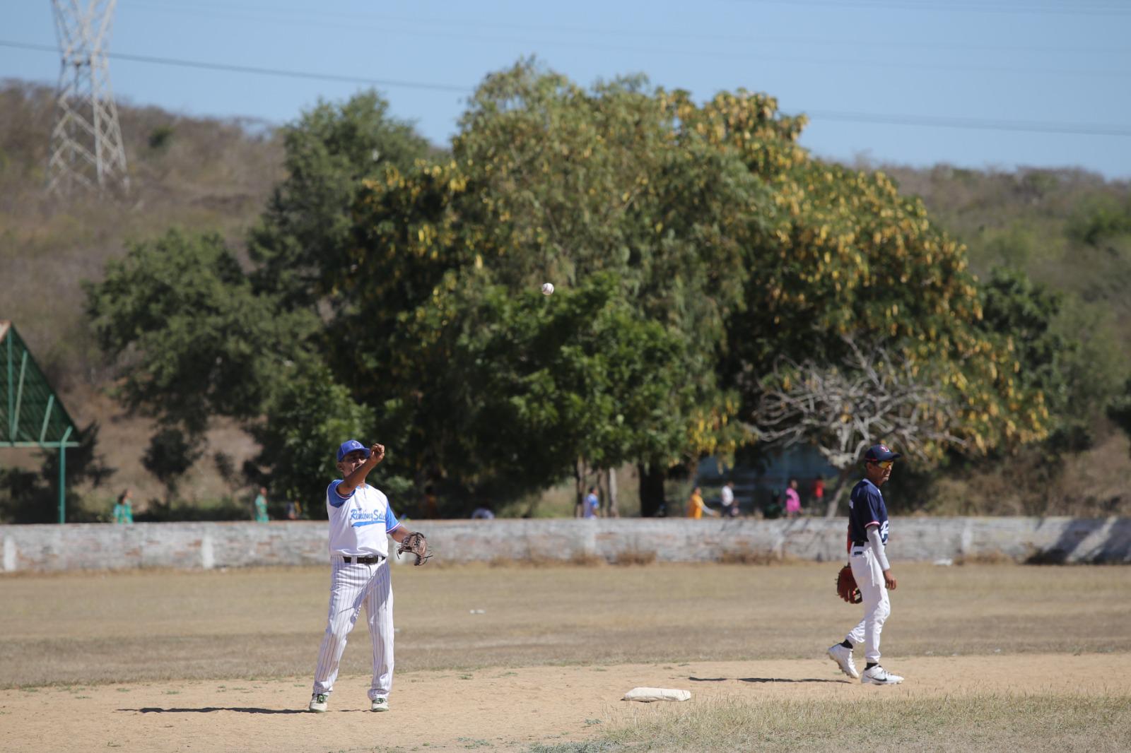 $!Familia Rendón y Salas saca victoria fraterna, en Liga de 60 años y más