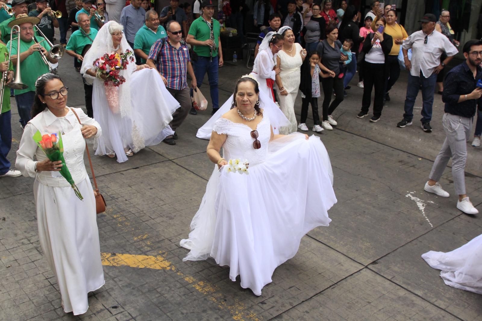 $!Decenas de mujeres recorren las calles de Culiacán vestidas de novia