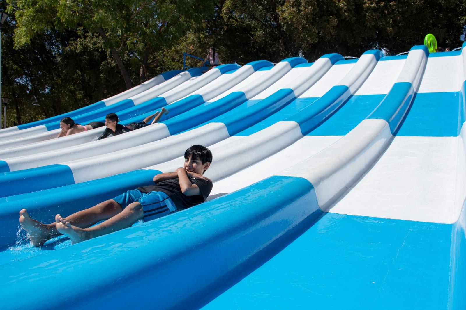 $!Familias de Culiacán disfrutan balnearios y parques en la ciudad