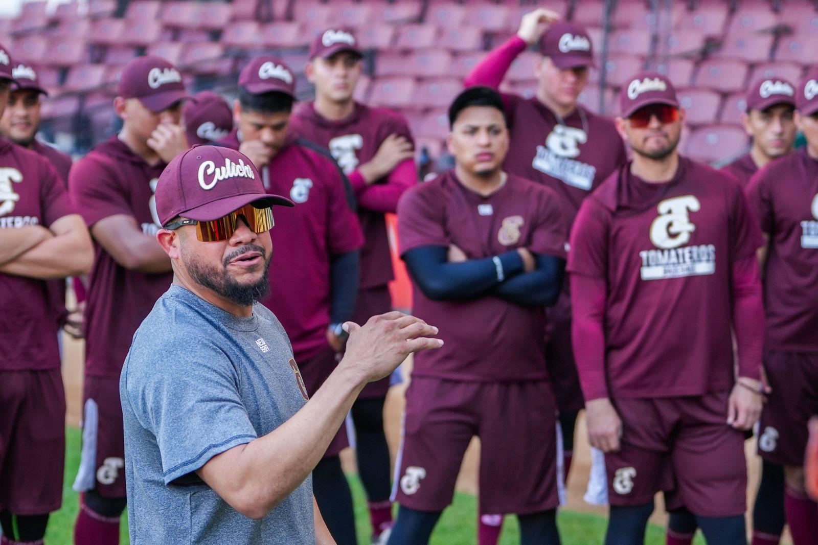 $!Vive Alfredo Amézaga su primer día como mánager de Tomateros de Culiacán