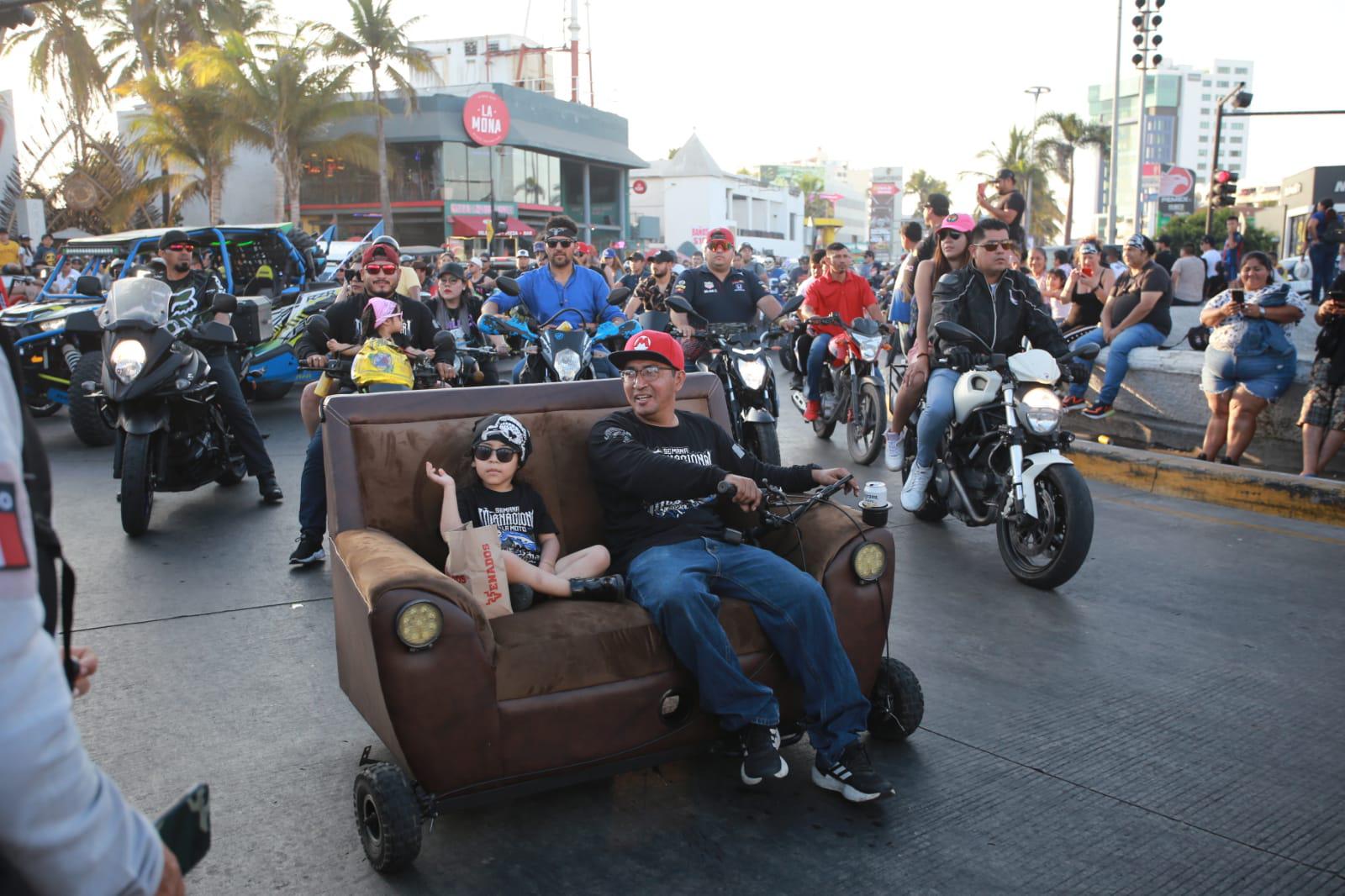 $!Vibra Mazatlán con el desfile de motos por el paseo costero