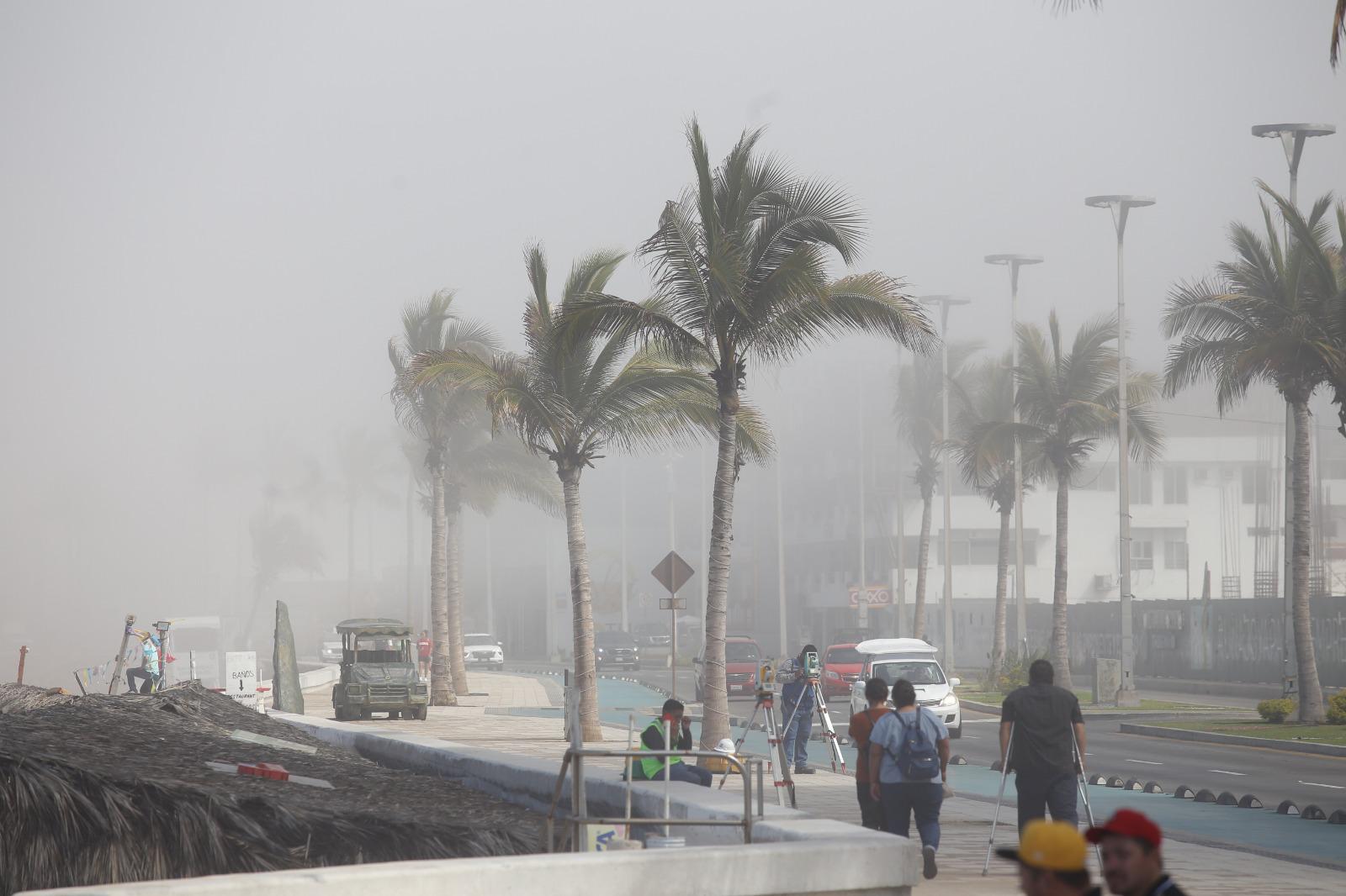 $!‘Desaparecen’ zonas de Mazatlán por la neblina