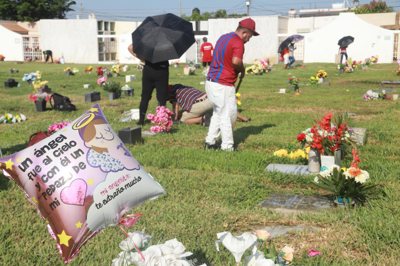 $!Acuden cientos de personas a visitar a sus ‘angelitos’ a los panteones de Mazatlán