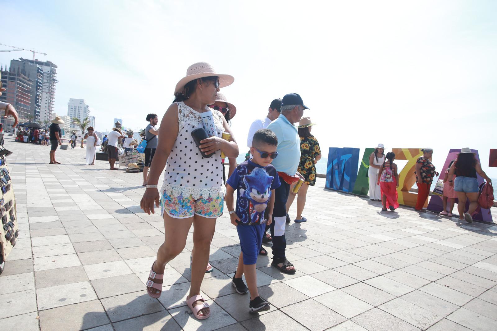 $!Reciben ‘manita de gato’ el callejón Liverpool, letras de Mazatlán, monumentos y bancas