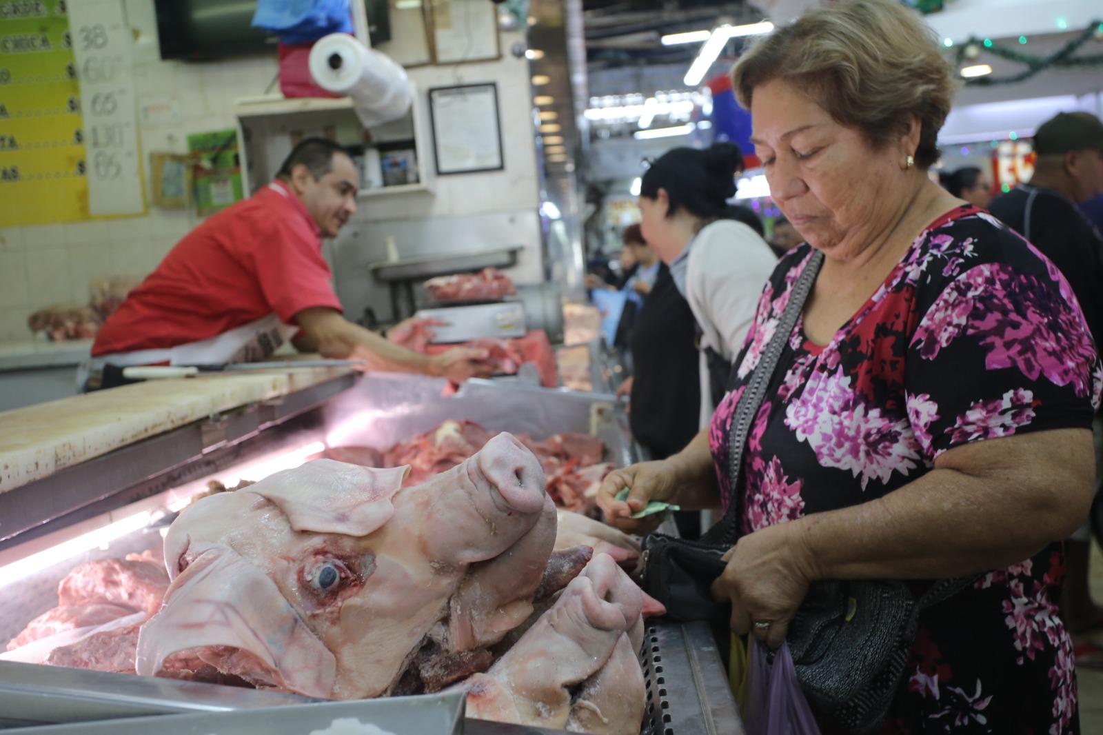 $!Se preparan los mazatlecos con compras para la cena de Año Nuevo