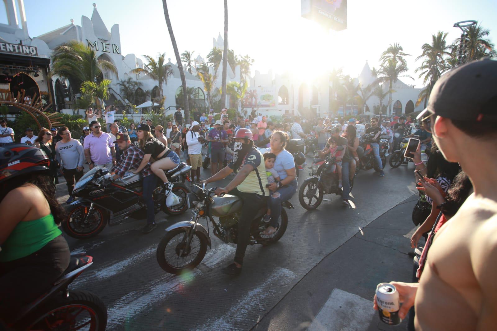 $!Miles de motociclistas convierten el malecón en un Carnaval