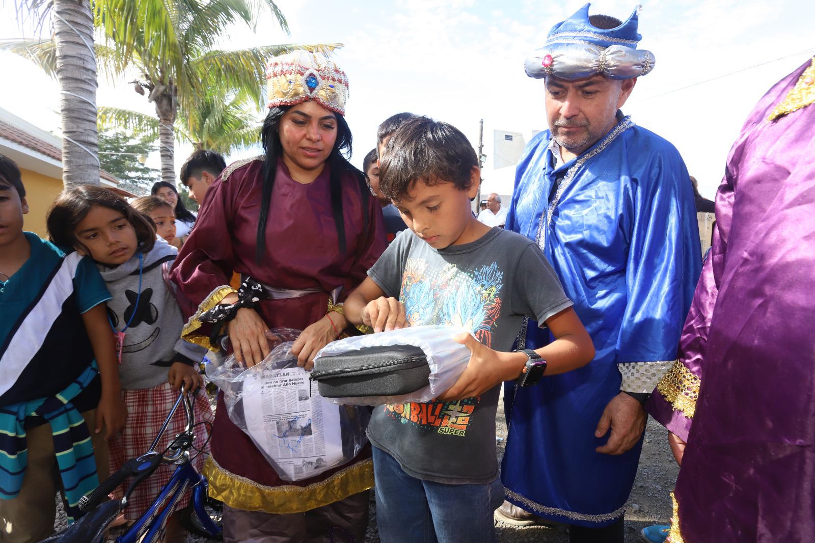 $!Quiero ‘cazar fantasmas’, dice Jesús Francisco al recibir su dron de manos de los Reyes Magos