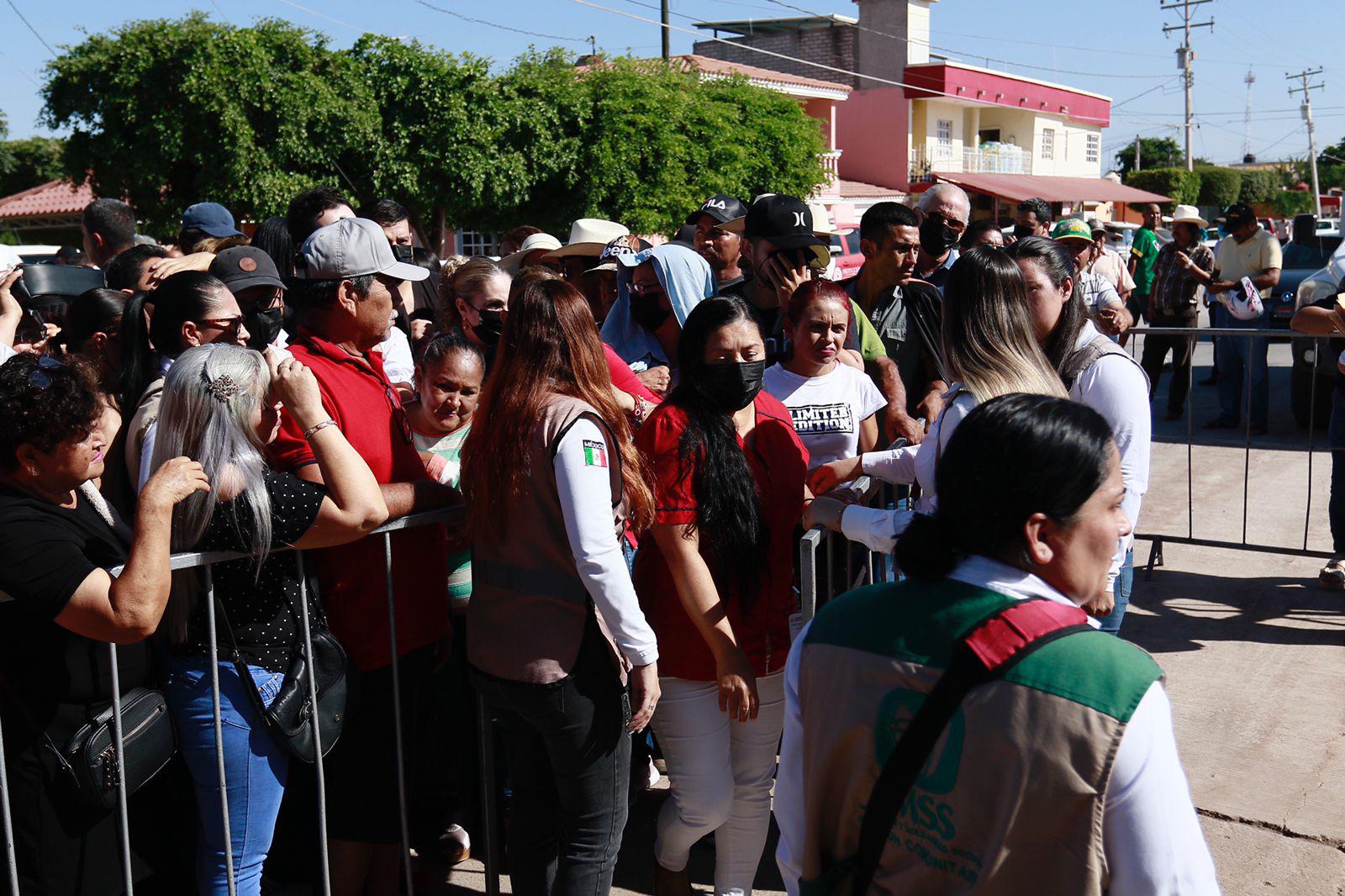 $!En Guamúchil, población se aglomera a la espera de la llegada de AMLO