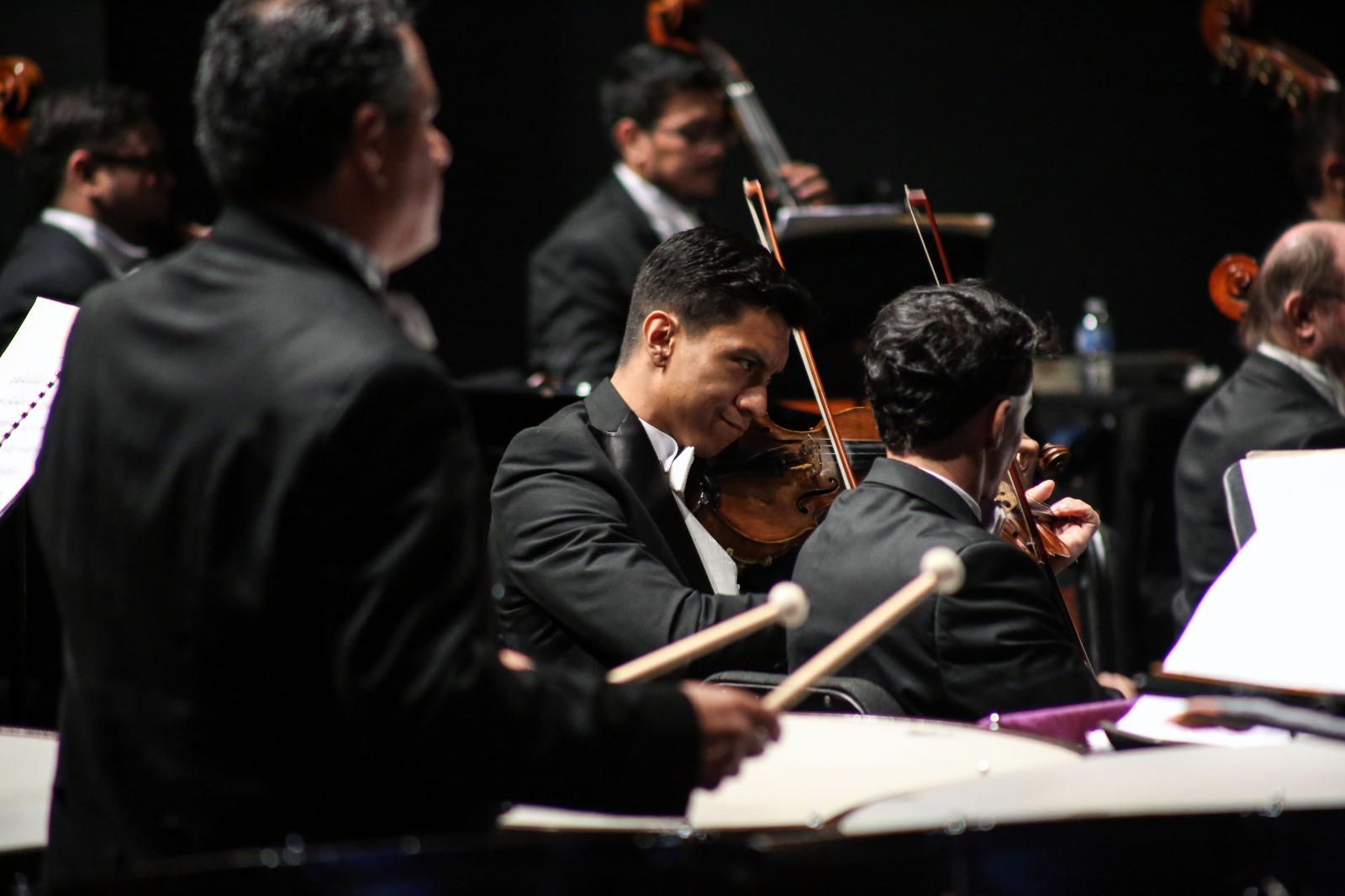 $!Los músicos ofrecieron un repertorio con ritmos latinos, mambo y chachachá.