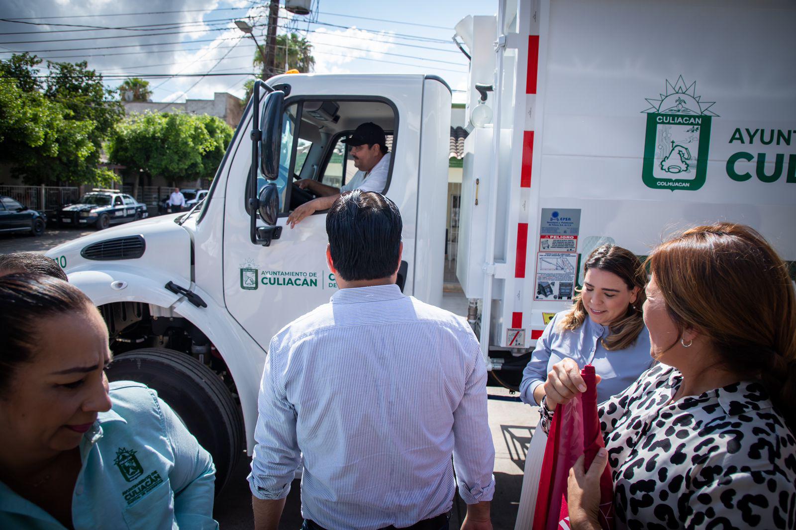 $!Alcalde de Culiacán entrega camión recolector de basura en Eldorado