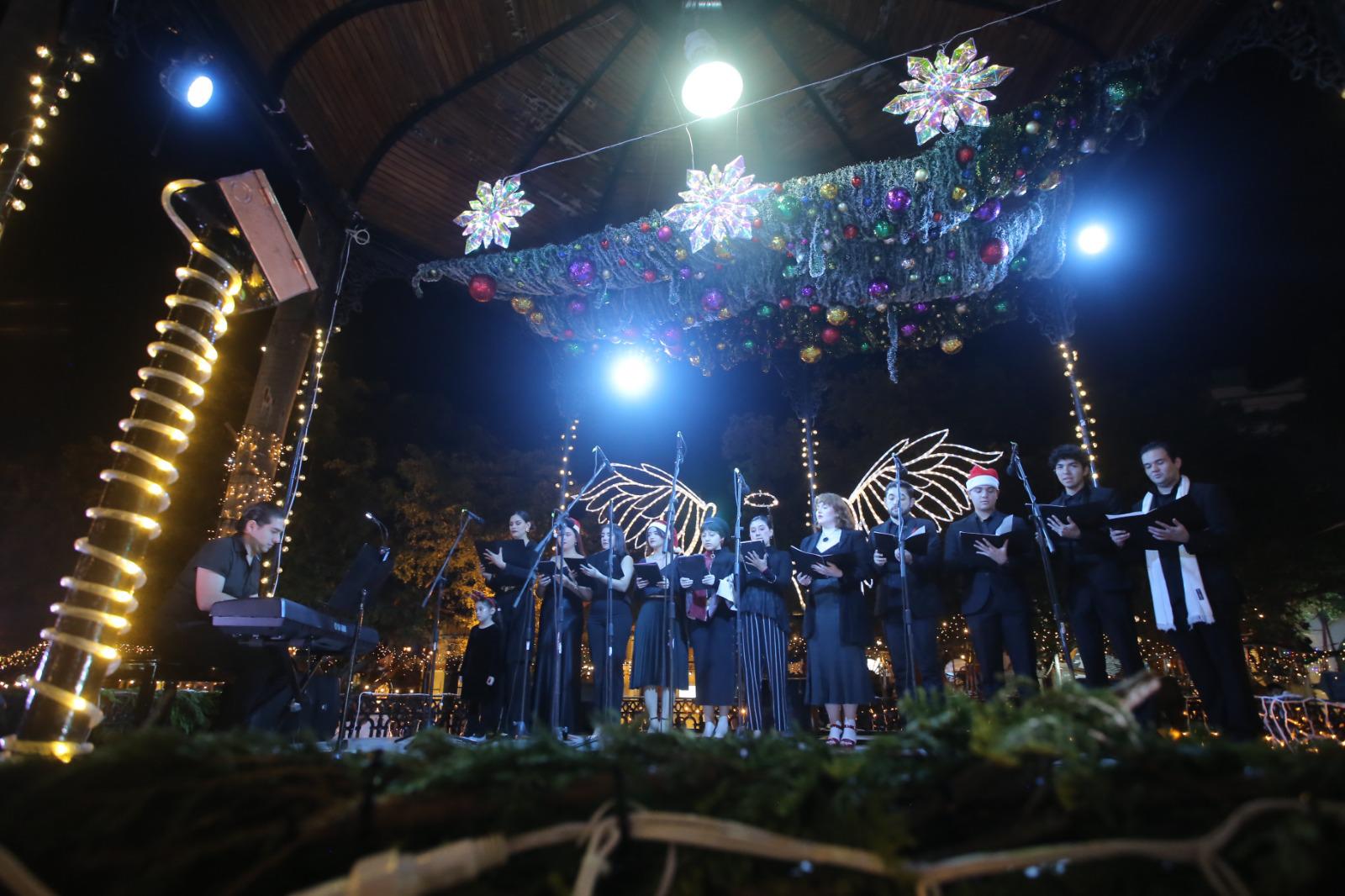 $!Llega la magia de la Navidad a Mazatlán: encienden pino y luces en la Plazuela Machado