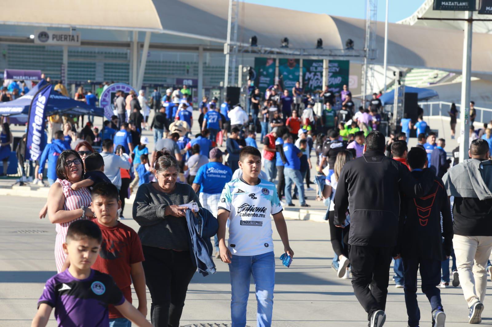 $!Aficionados de Cruz Azul ‘invaden’ el Kraken