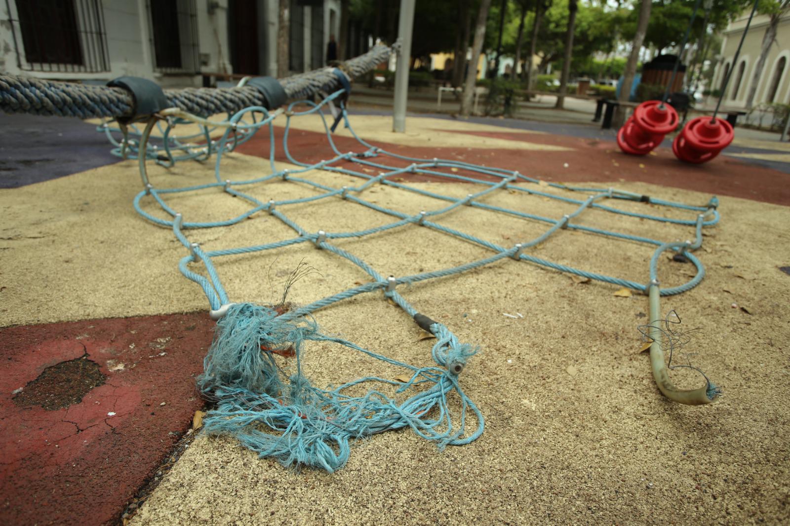 $!Con daños y en el olvido, juegos del parque Venustiano Carranza en el Centro Histórico de Mazatlán