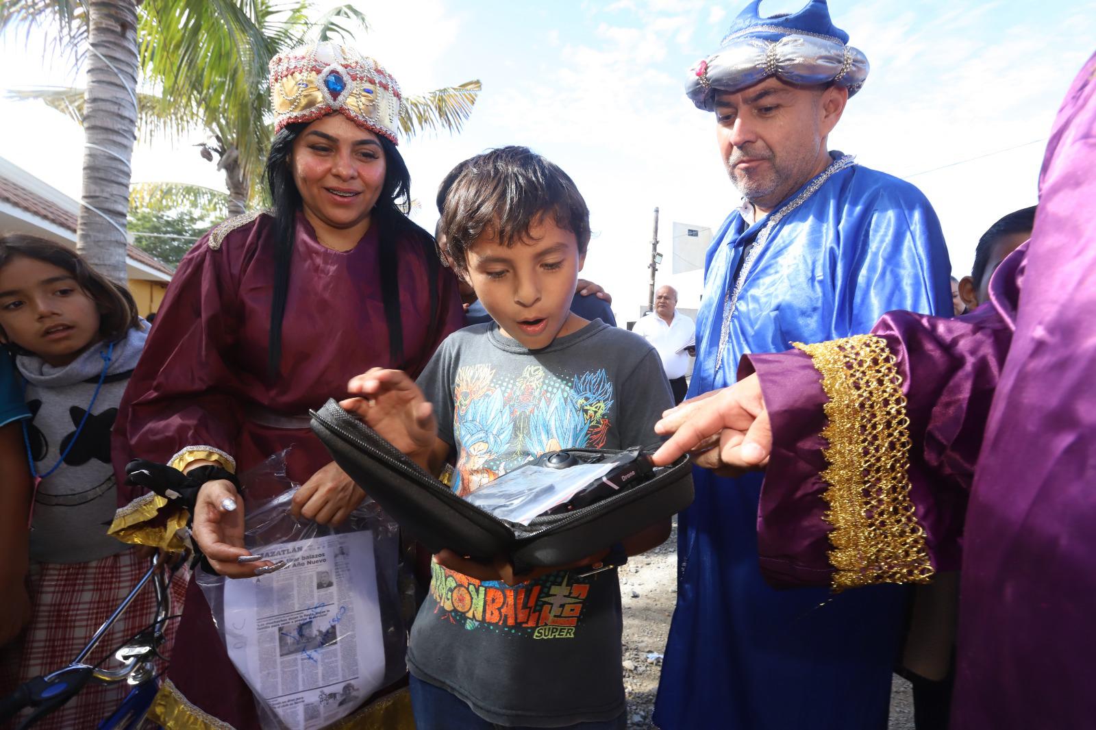 $!Quiero ‘cazar fantasmas’, dice Jesús Francisco al recibir su dron de manos de los Reyes Magos