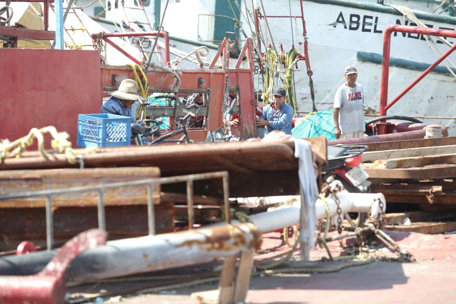 $!Pescadores alistan embarcaciones camaroneras para el final de la veda