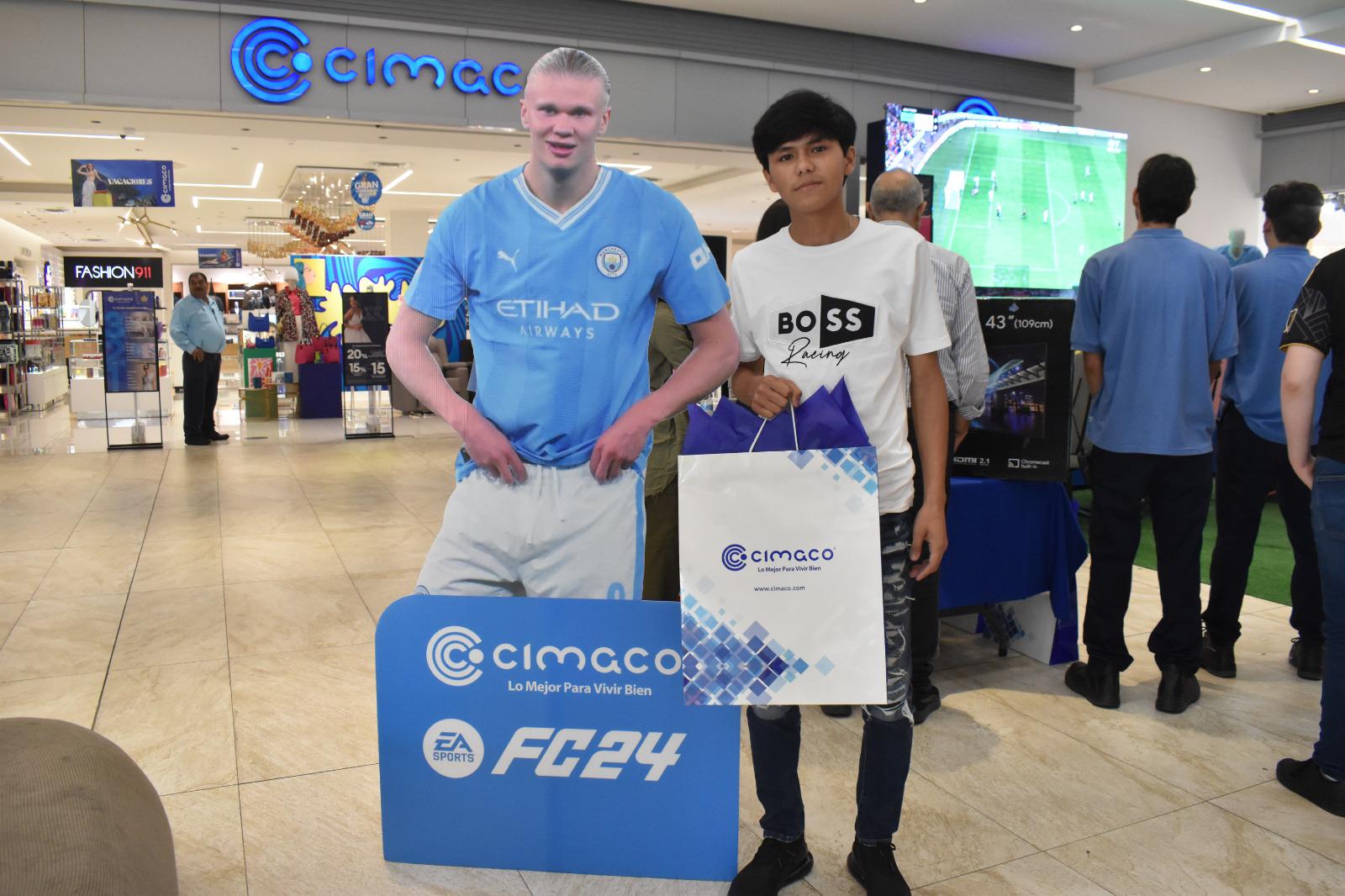 $!Los jóvenes aprovecharon la ocasión para tomarse foto con el futbolista Erling Haaland, de quien se tenía una imagen en tamaño real.