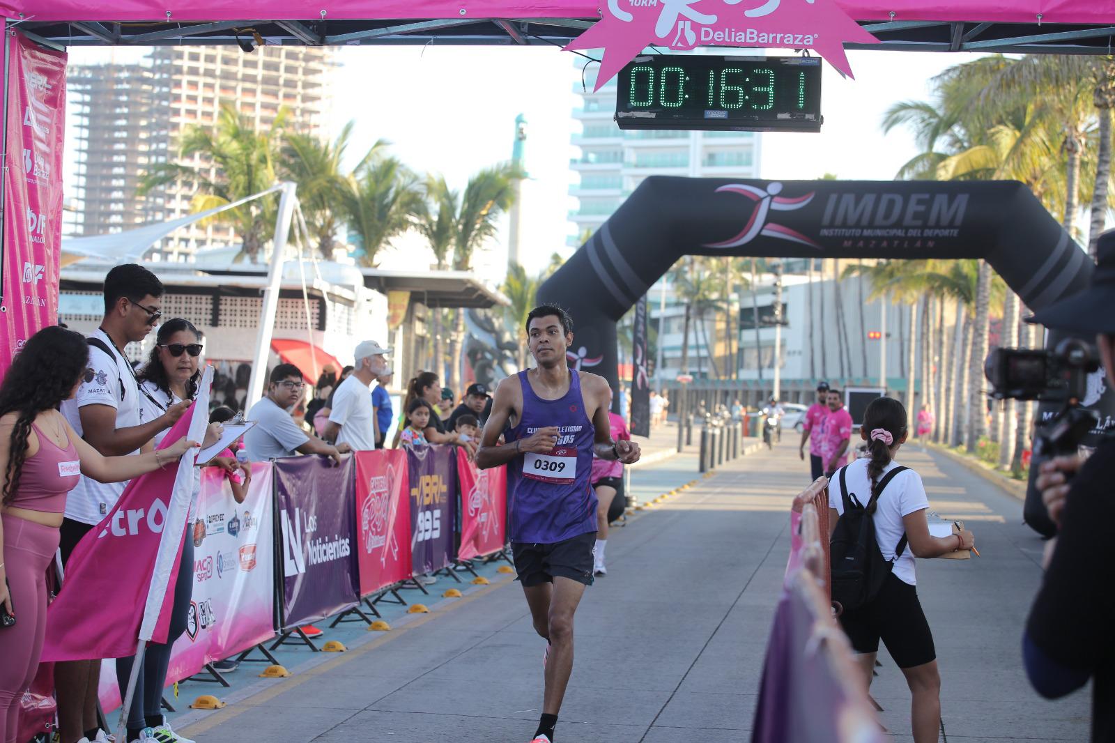 $!Multitudinaria asistencia forma parte de la Carrera Rosa, en Mazatlán