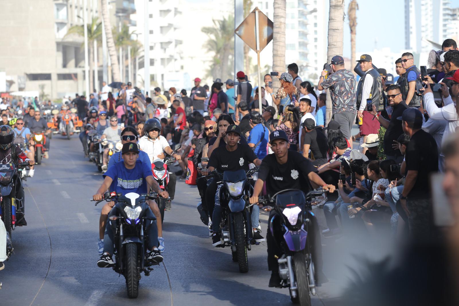 $!Cientos de motociclistas recorren el paseo costero de Mazatlán dentro de la Semana de la Moto