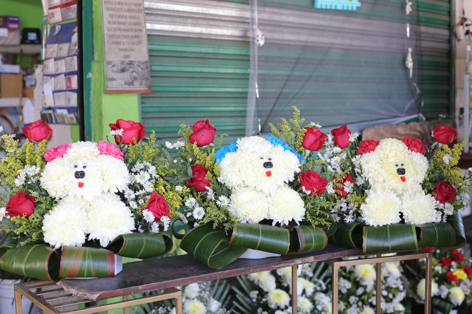 $!Vendedores de flores en Mazatlán esperan aumento de ventas por el Día de Muertos