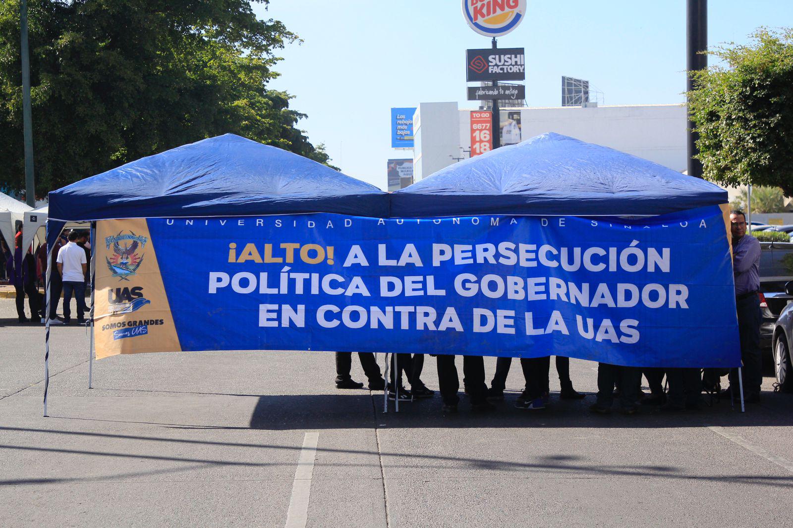 $!Cierran trabajadores de la UAS el bulevar Enrique Sánchez Alonso, en Culiacán