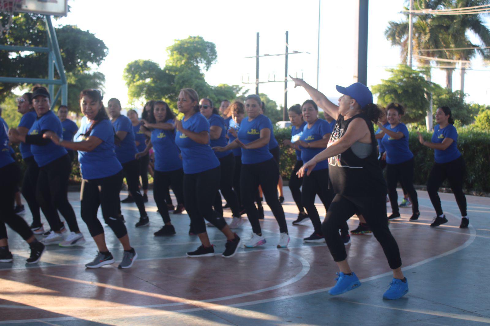 $!‘Apapachan’ a instructora Alma Virgen al cumplir 35 años de poner a bailar a los mazatlecos