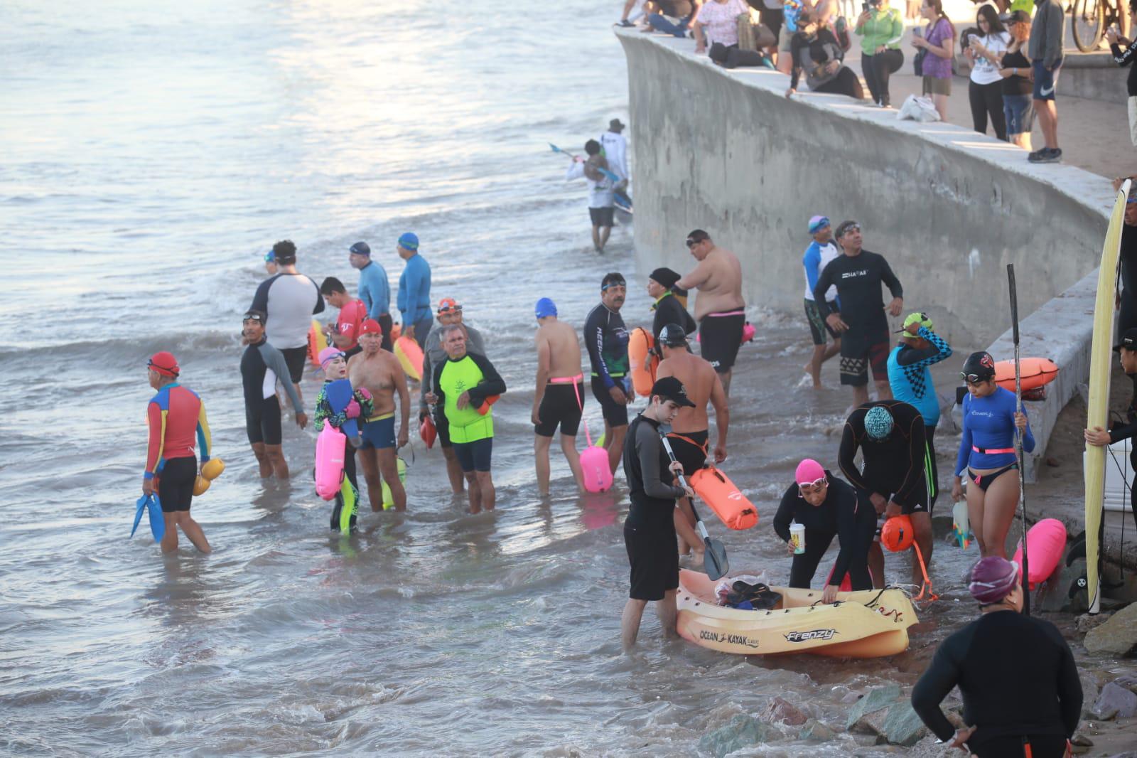 $!Completan nadadores tradicional Travesía Anual a la Isla de Venados