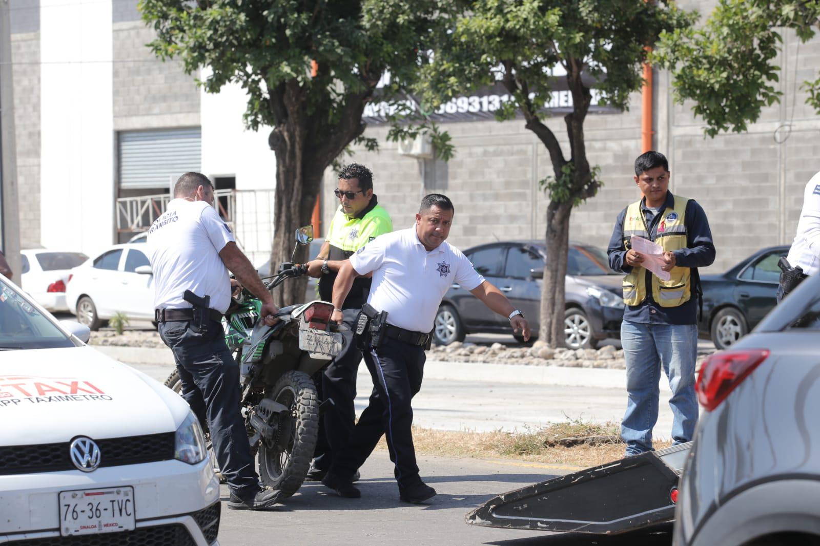 $!Recoge Tránsito cerca de 10 motos de trabajadores de la API que estaban estacionadas en la banqueta, en Mazatlán