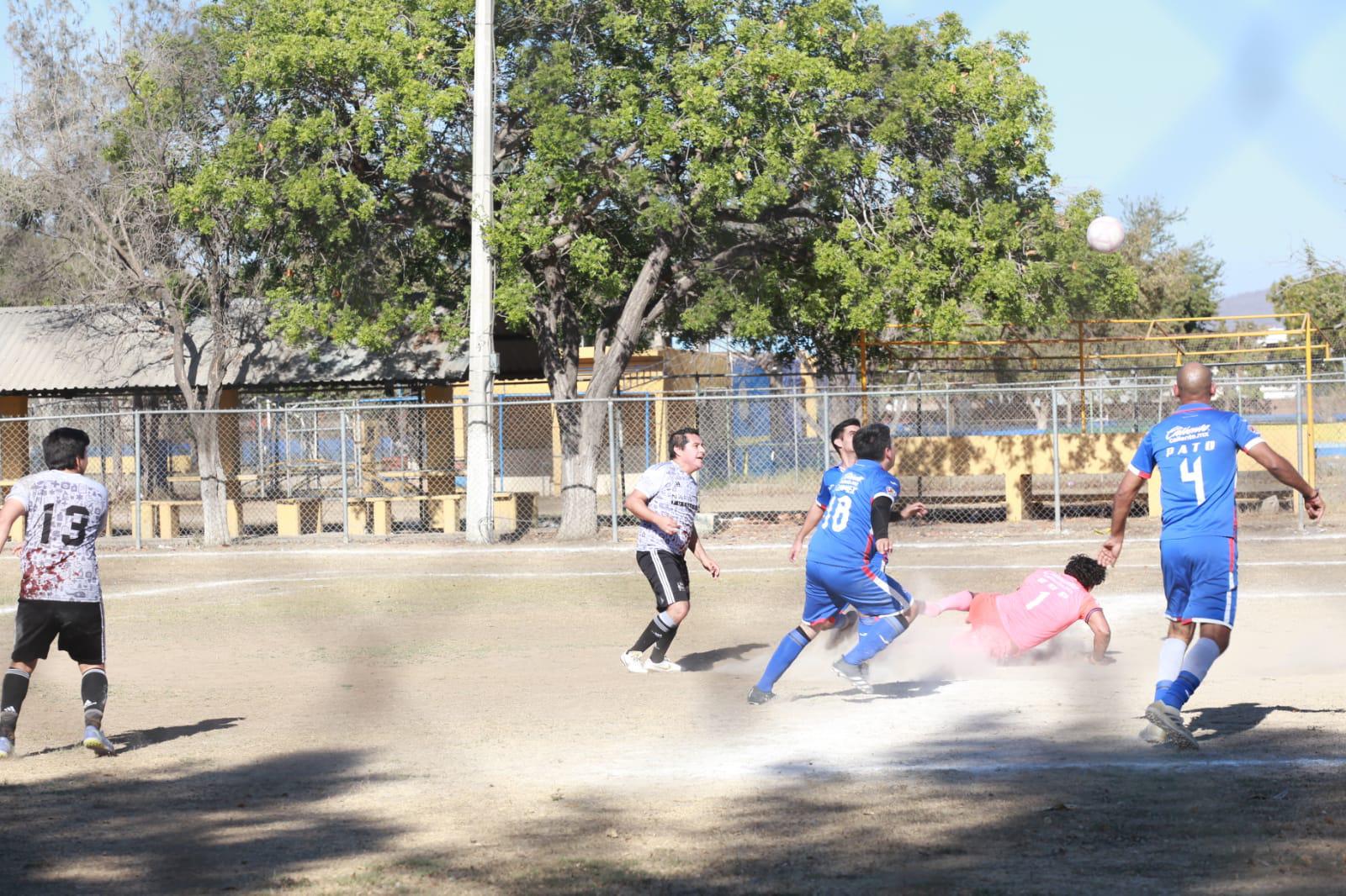 $!Hospital General golea a Doctores Bravo, en Futbol Intermédicos