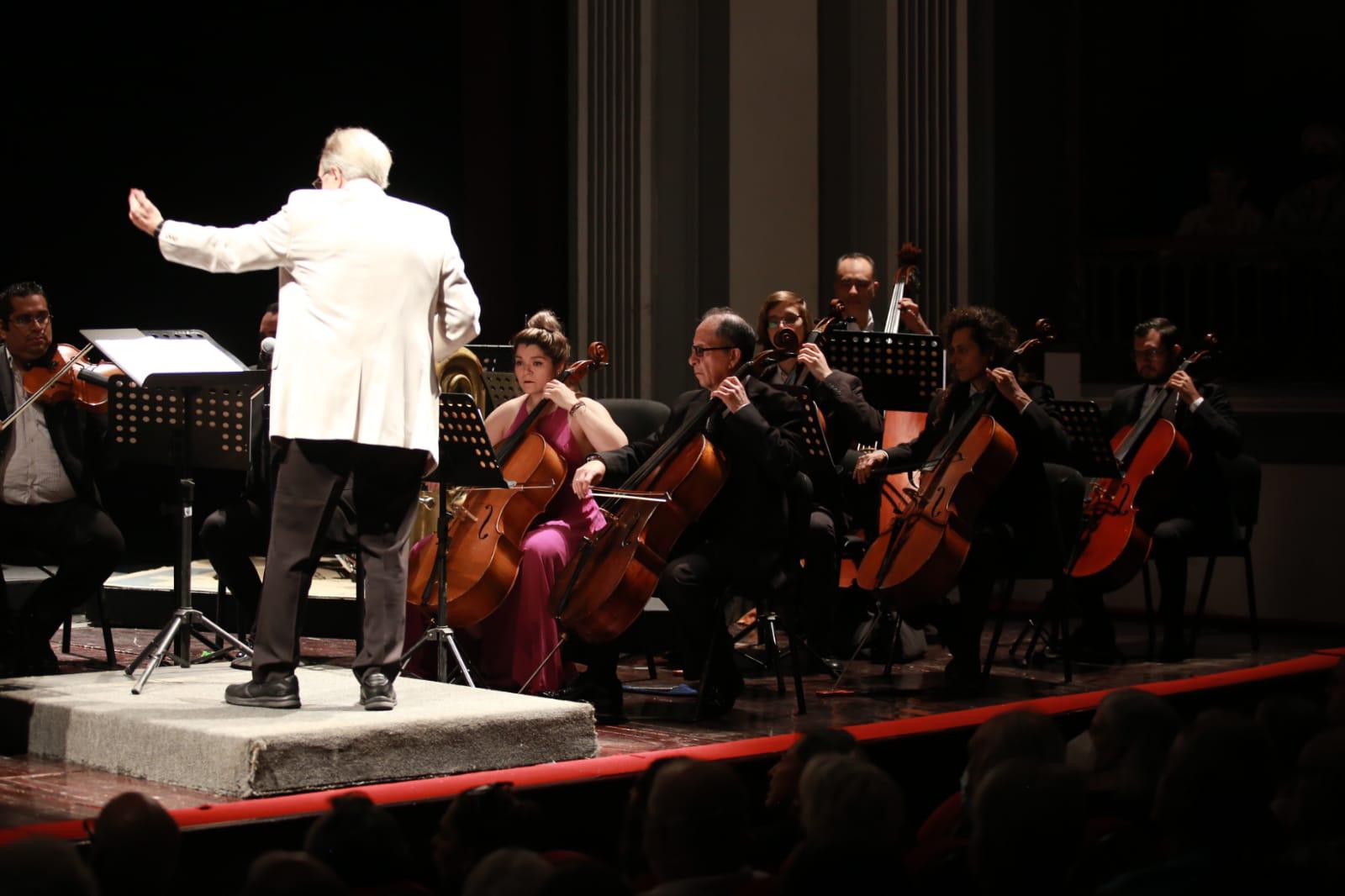 $!Muy alegre tarde pasaron los asistentes al Teatro Ángela Peralta, quienes disfrutaron del concierto.