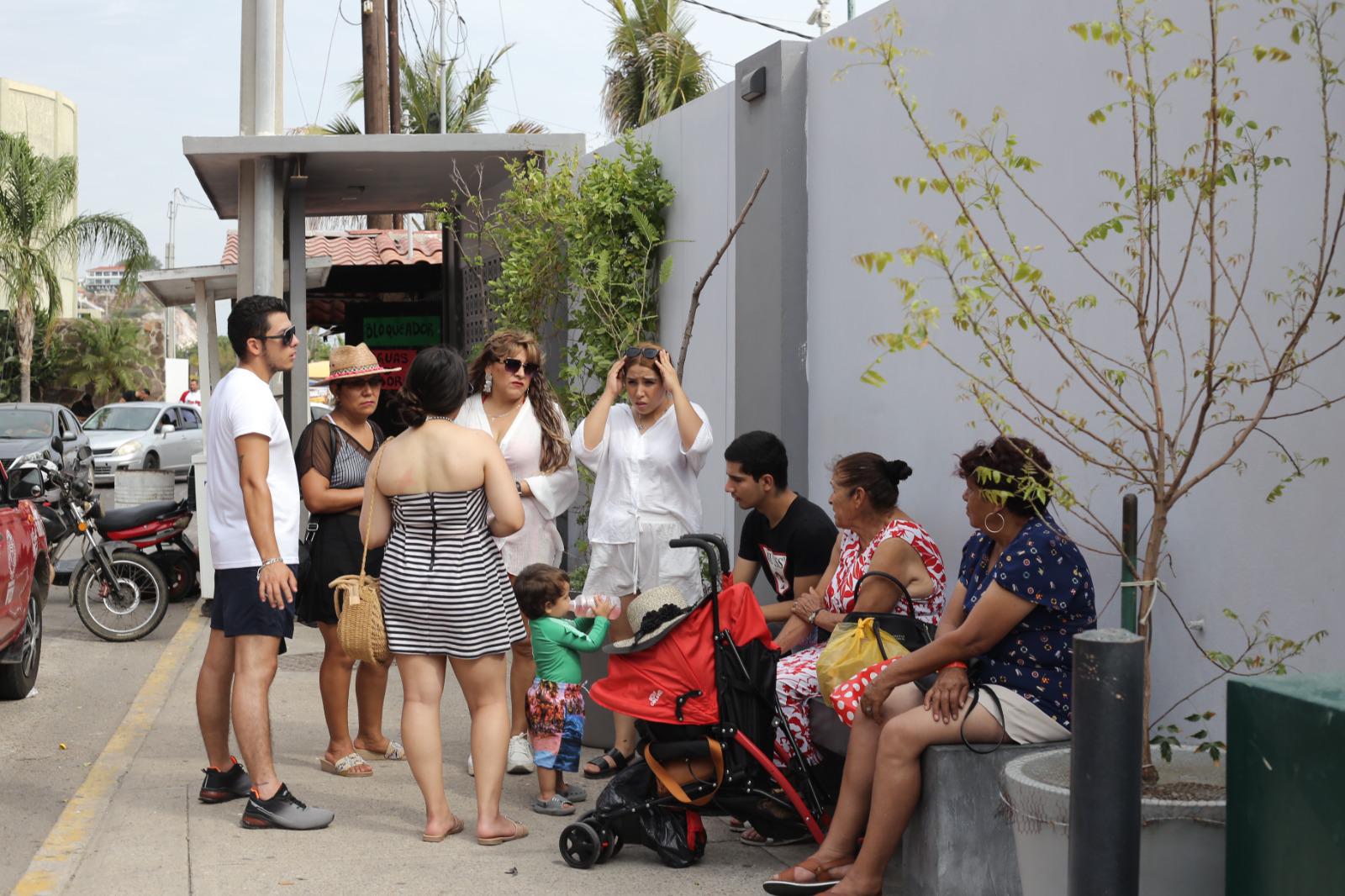 $!Aprovechan visitantes el clima frío para subir al Faro de Mazatlán