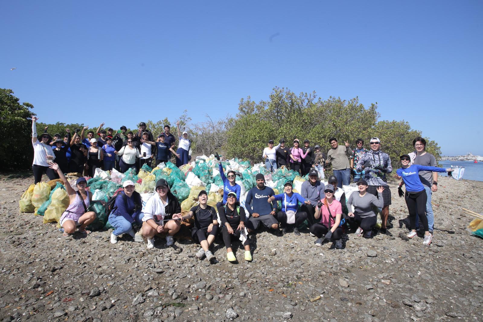 $!Limpian isla cubierta de basura en el canal de navegación, en Mazatlán