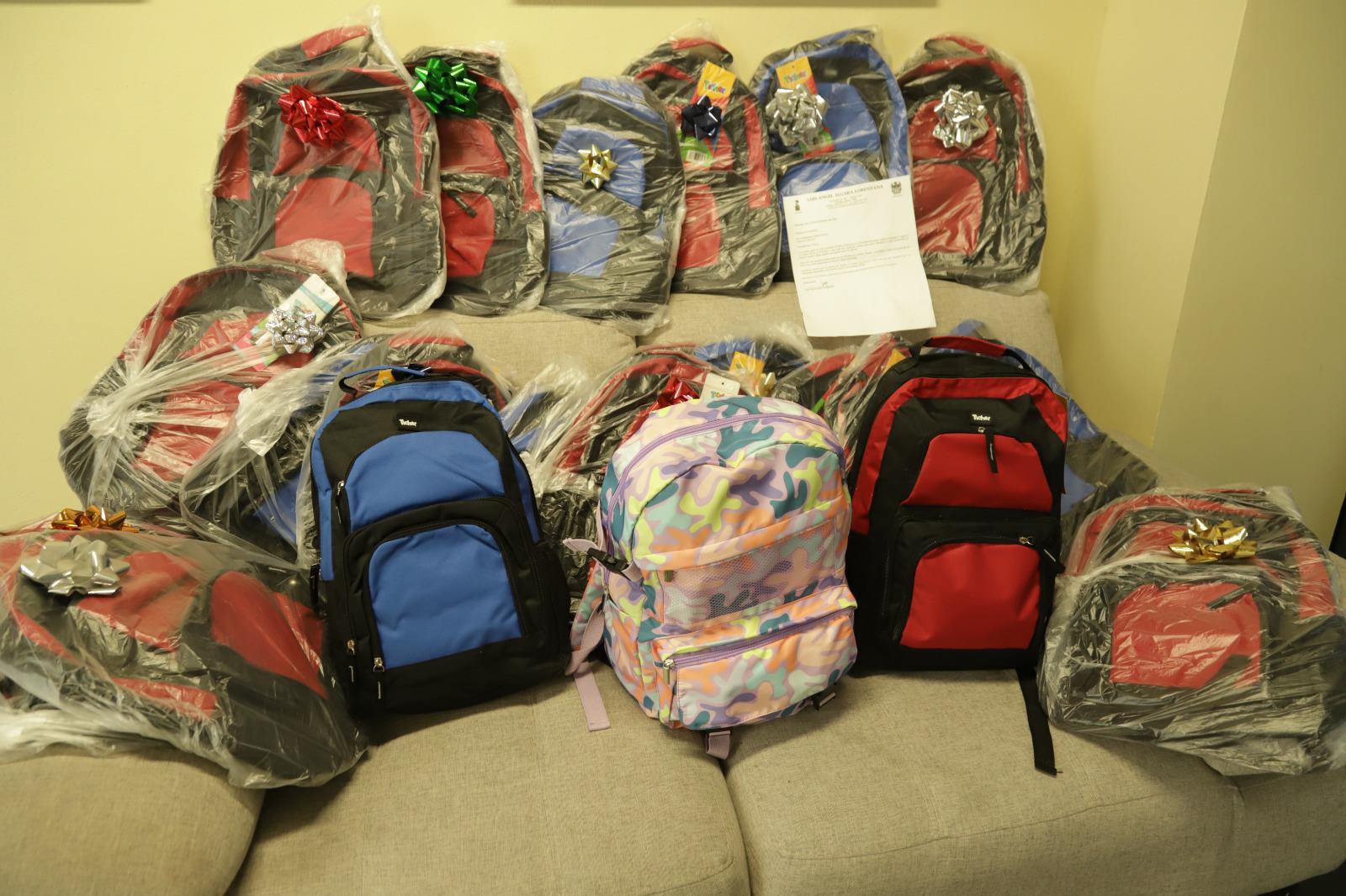 $!Donan 23 mochilas escolares para los niños de ‘Sé un Rey Mago’