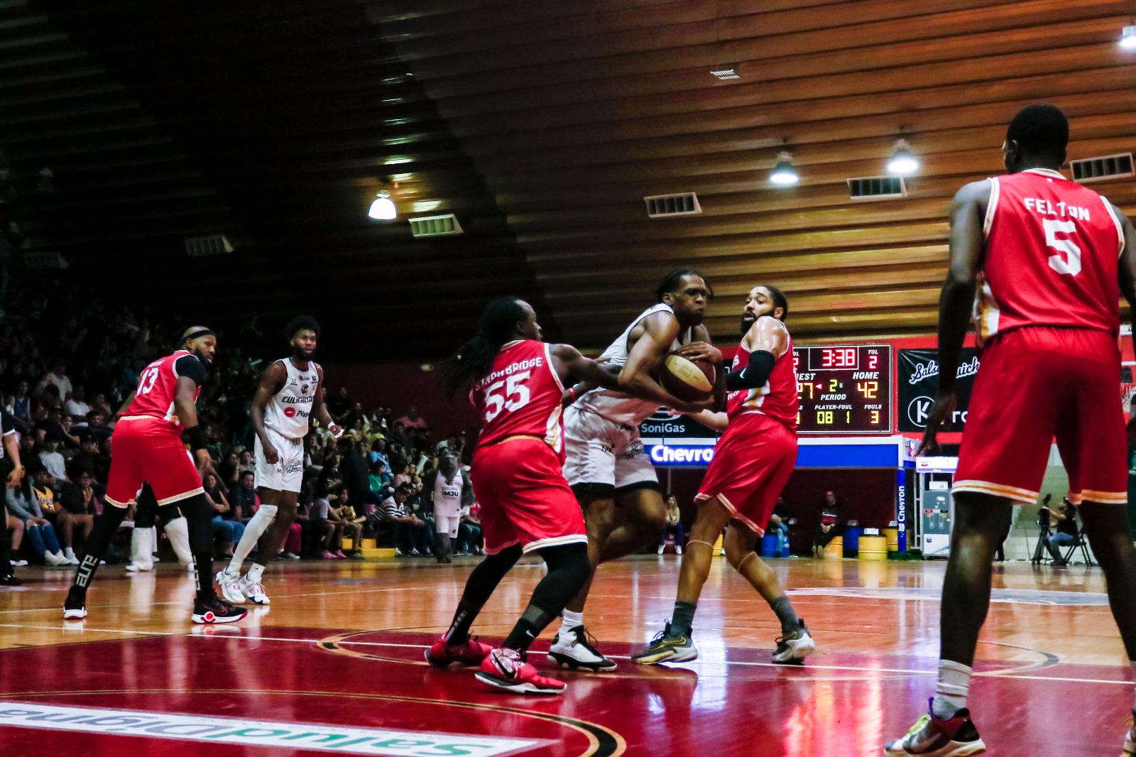 $!Caballeros de Culiacán supera en el Revolución a Venados Basketball