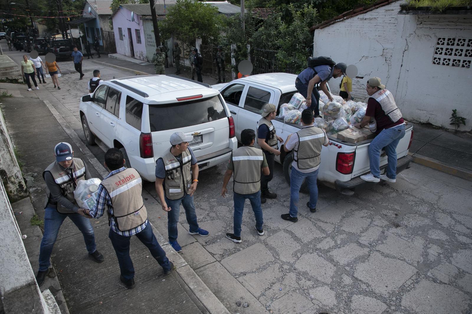 $!Autoridades estatales se reúnen con desplazados de Rosario tras jornada violenta