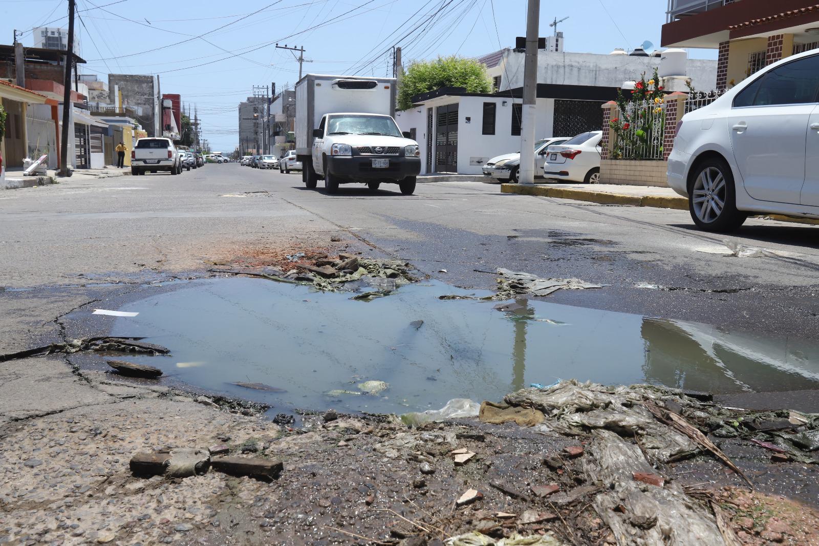 $!Vecinos de Lomas del Mar denuncian colapso de alcantarillas y derrame de aguas negras