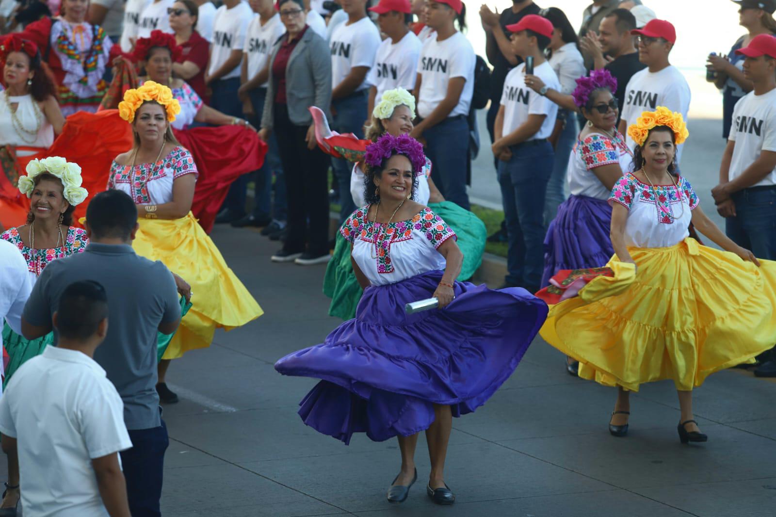 $!Exhiben talentos y habilidades en desfile de la Revolución Mexicana en Mazatlán