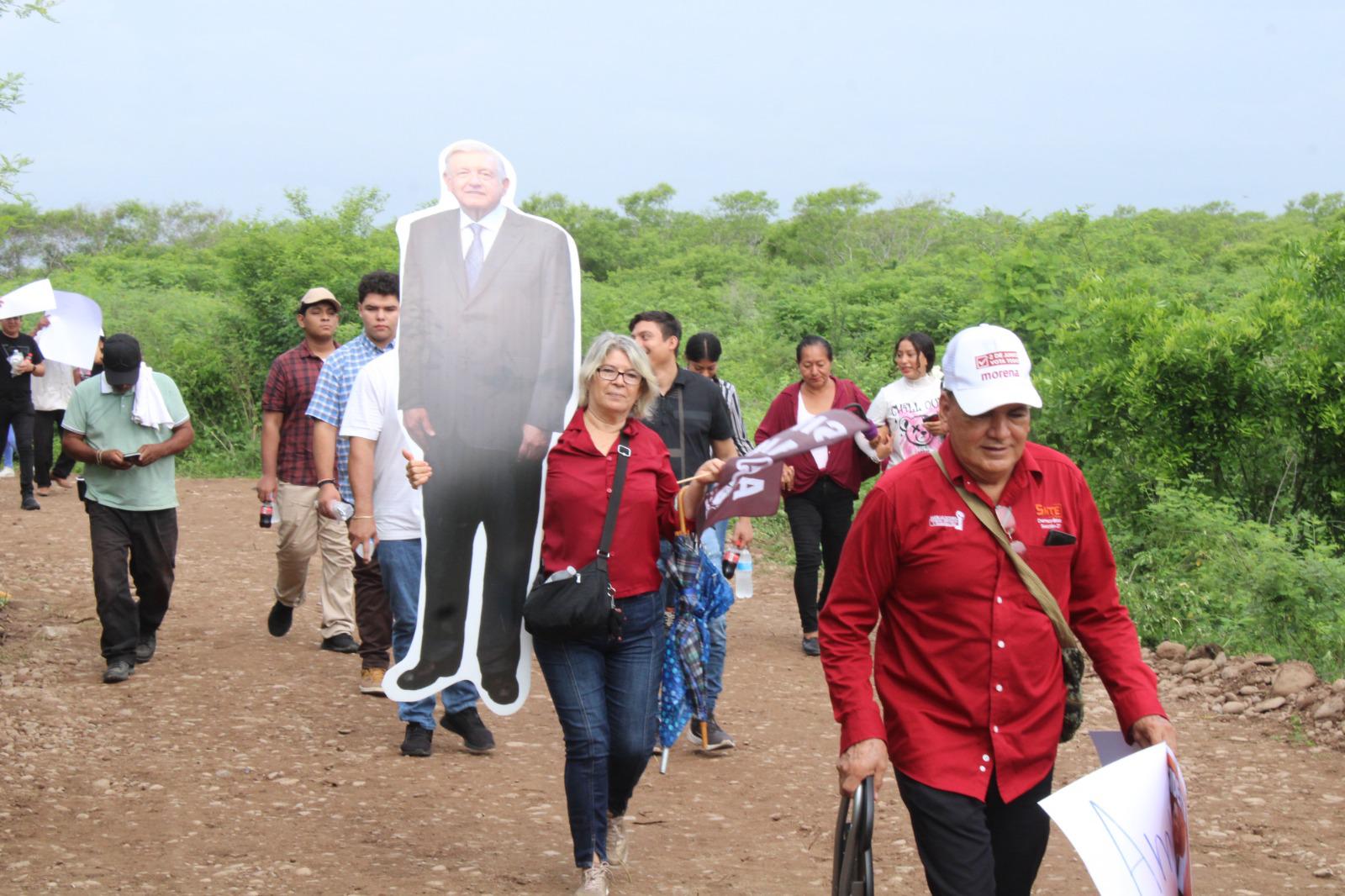 $!Dora llega al evento con imagen de López Obrador con la ilusión de conocerlo en persona