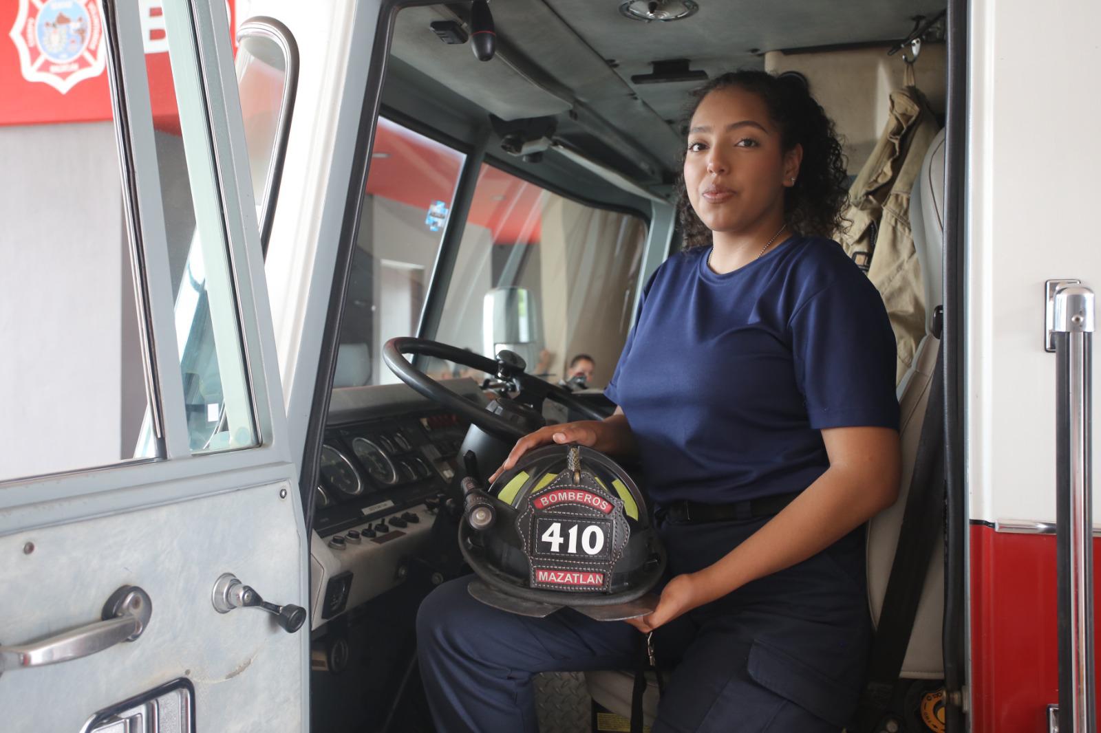 $!‘Vivir para servir’ es el lema de mi abuelo que me impulsó a querer ser bombero: Dulce Mercado