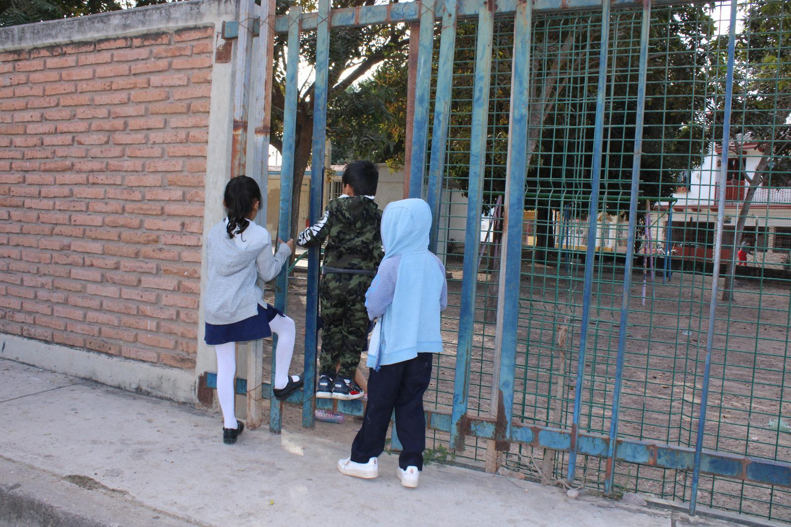 $!Cierran kínder en Escuinapa por baños en mal estado; niños toman clases afuera