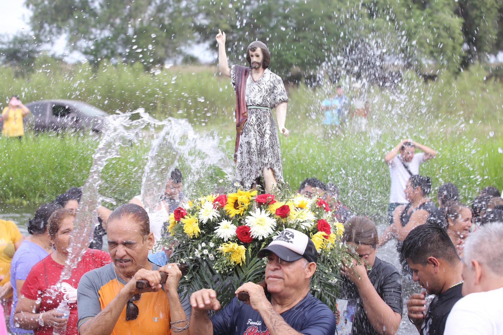 $!Celebran a San Juan Bautista con tradicional baño en Villa Unión