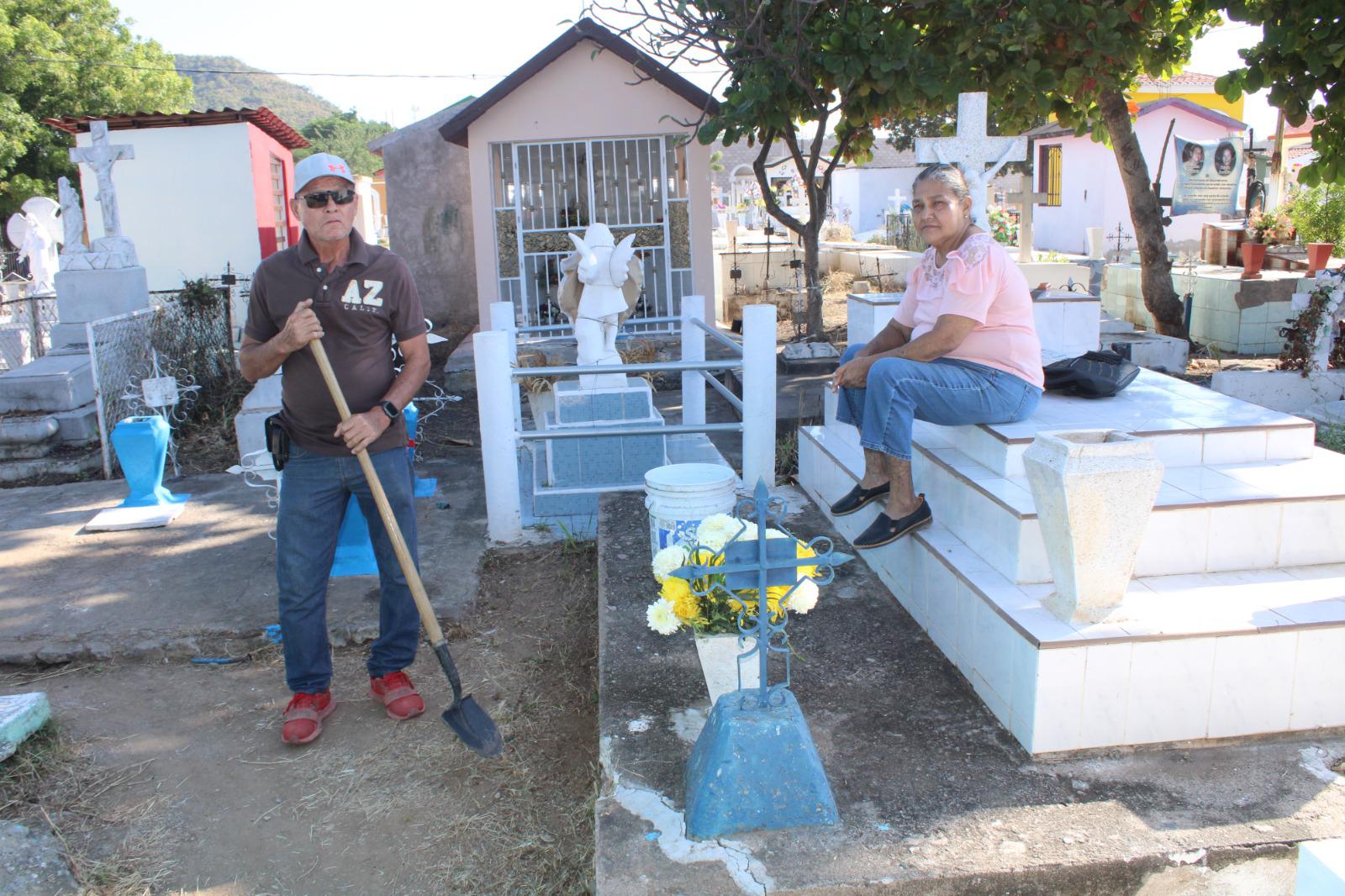 $!Pedro y Rosa Elena cumplen 46 años visitando a su angelito Pedro Luis